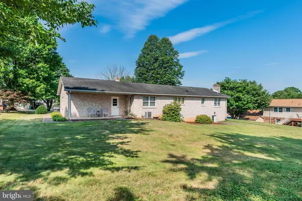 10 ENCK DR, Boiling Springs, PA 17007