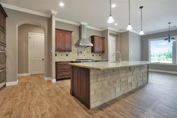 403 W Spreading Oaks AVE, Friendswood, TX 77546