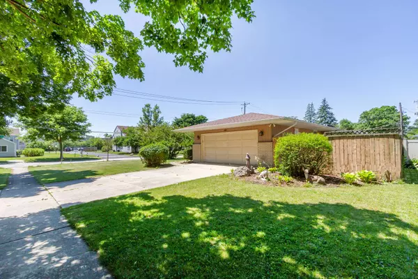 2010 Oak ST, St. Charles, IL 60174