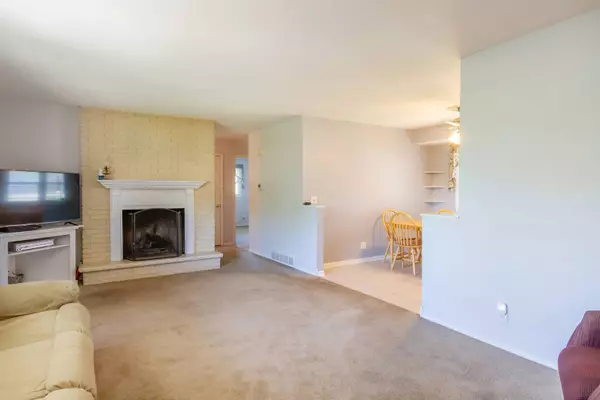 2010 Oak ST, St. Charles, IL 60174