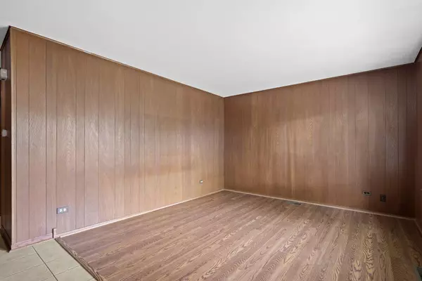 253 E Jeffery Avenue, Wheeling, IL 60090