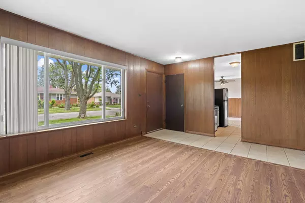 253 E Jeffery Avenue, Wheeling, IL 60090