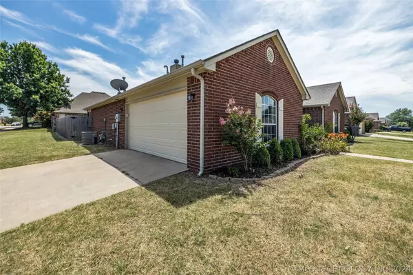 1704 W 119th PL S, Jenks, OK 74037