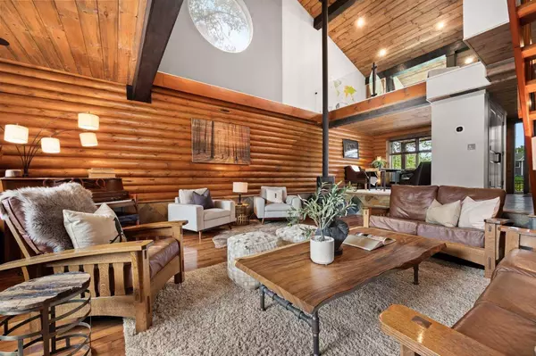 9012 48 AVE NW, Calgary, AB T3B 2B2