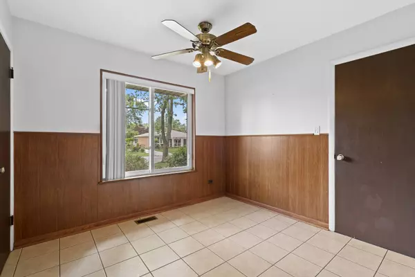 253 E Jeffery Avenue, Wheeling, IL 60090