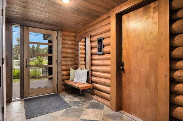 9012 48 AVE NW, Calgary, AB T3B 2B2