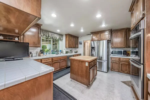 3163 Mckelvy Avenue, Clovis, CA 93611