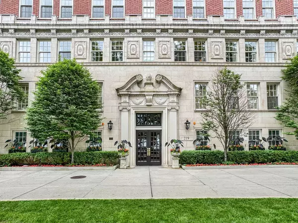 219 E Lake Shore DR #2D, Chicago, IL 60611