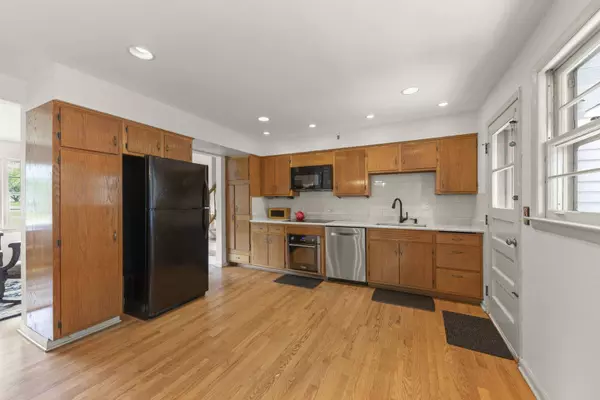 925 Arbor Avenue, Wheaton, IL 60189