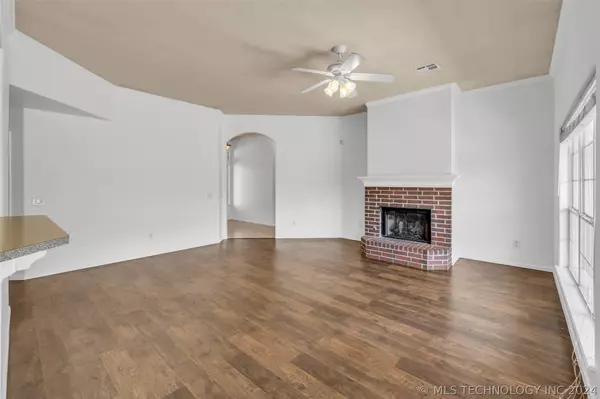 1704 W 119th PL S, Jenks, OK 74037