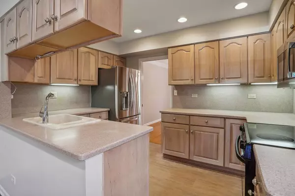 4010 Dundee RD, Northbrook, IL 60062