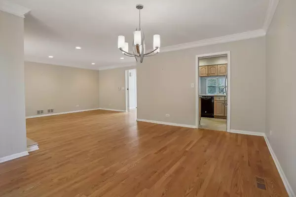 4010 Dundee RD, Northbrook, IL 60062