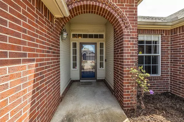 1704 W 119th PL S, Jenks, OK 74037