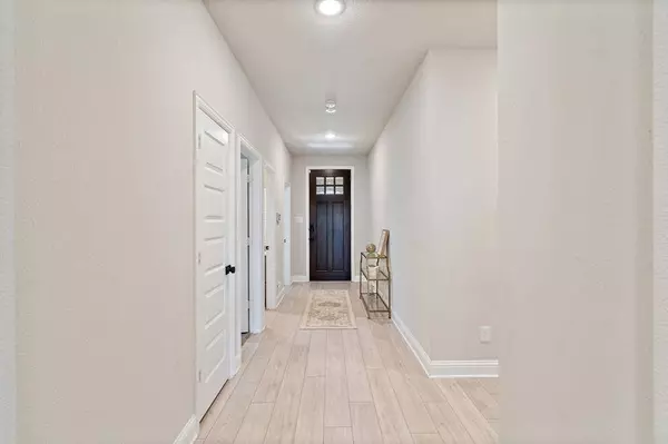 7306 Roaring Springs Road, Arlington, TX 76002