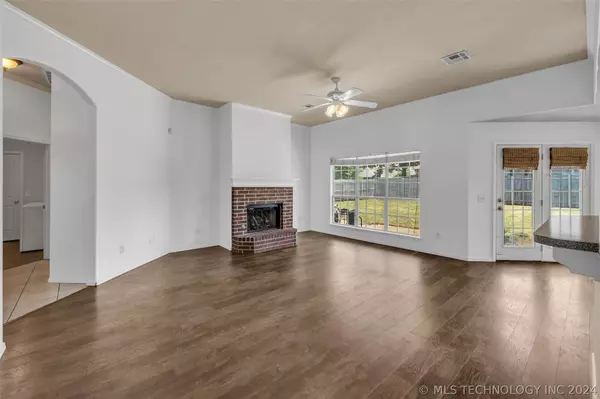 1704 W 119th PL S, Jenks, OK 74037