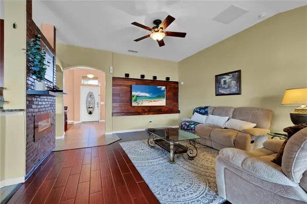 2281 GLADIOLUS LN, Mascotte, FL 34753