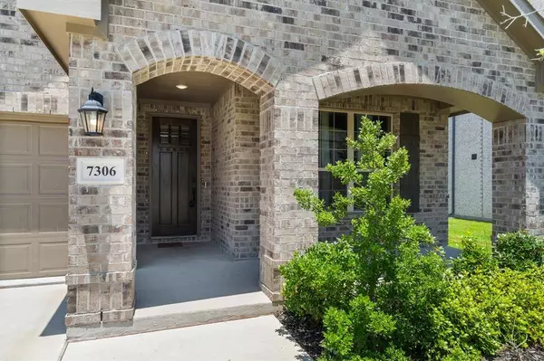 7306 Roaring Springs Road, Arlington, TX 76002