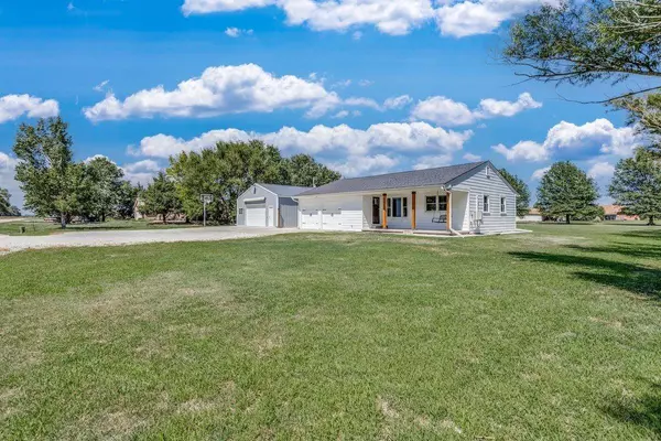 8912 Ross St, Valley Center, KS 67147