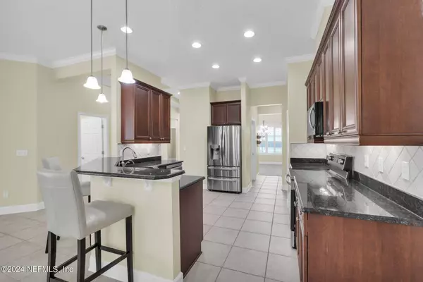 2066 CLUB LAKE DR, Orange Park, FL 32065