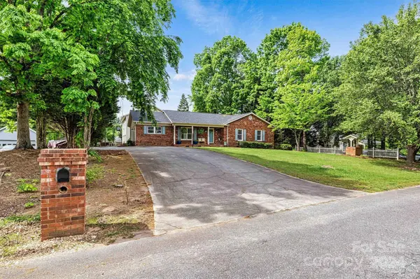 1586 Victorian Hills CIR, Conover, NC 28613