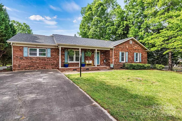 1586 Victorian Hills CIR, Conover, NC 28613