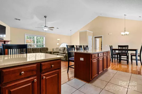 3324 48th Avenue LN NE, Hickory, NC 28601