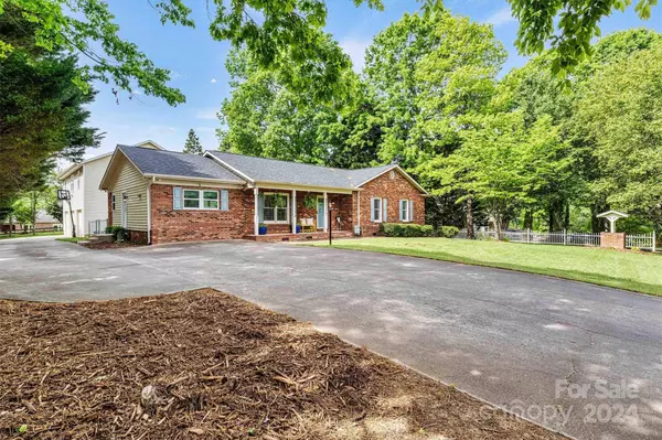 1586 Victorian Hills CIR, Conover, NC 28613