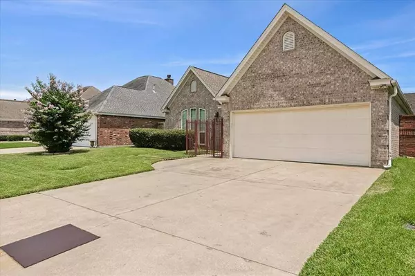 2220 S Bourque CT, Nederland, TX 77627