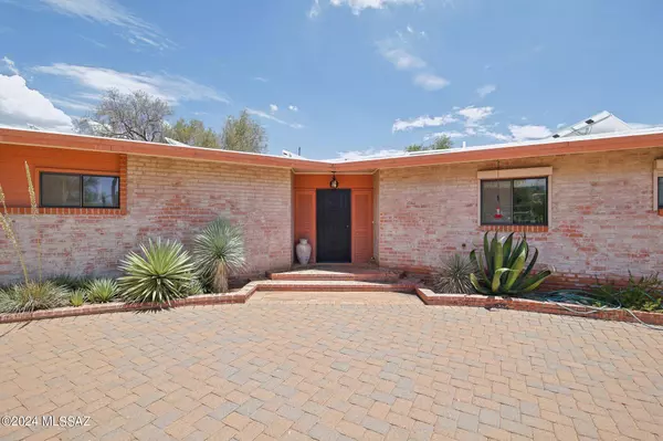 6810 N Nanini Drive, Tucson, AZ 85704