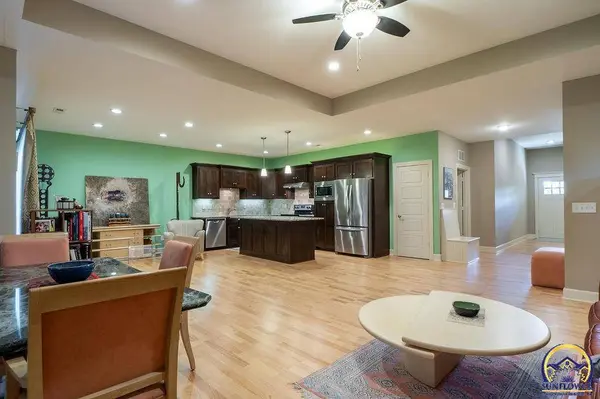 5736 Chimney Rocks Cir, Lawrence, KS 66049