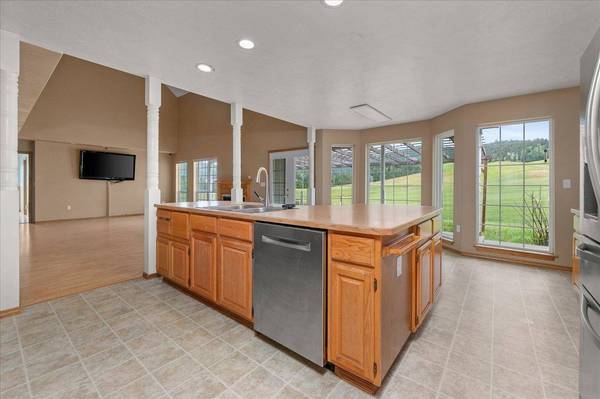 13907 S Harvard Rd, Rockford, WA 99030