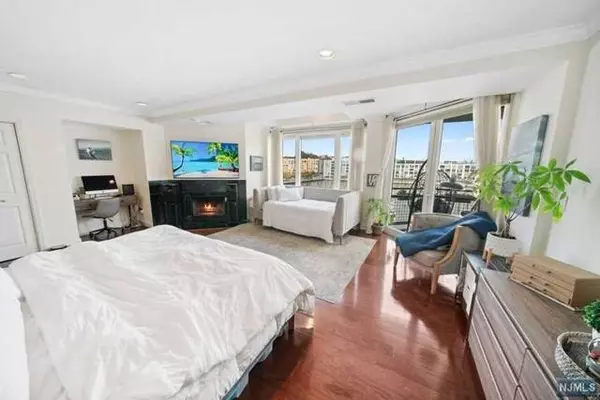 600 Harbor BLVD # 923/925, Weehawken, NJ 07086