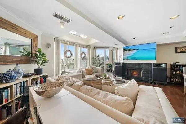 600 Harbor BLVD # 923/925, Weehawken, NJ 07086