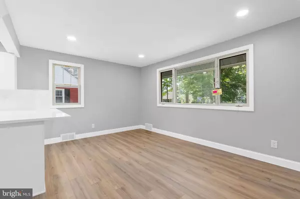 520 DUBOIS AVE, Barrington, NJ 08007