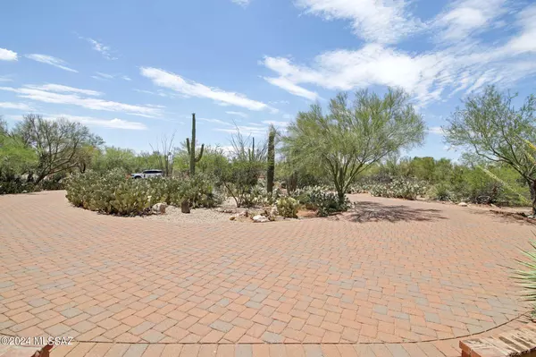 6810 N Nanini Drive, Tucson, AZ 85704