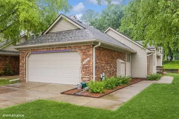6838 Oakwood Drive, Urbandale, IA 50322
