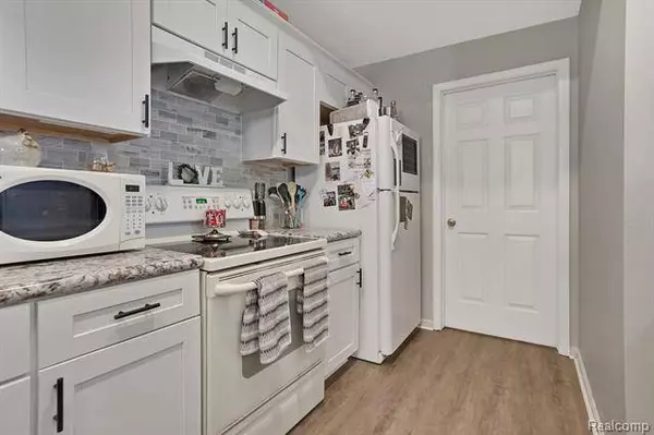 676 OLDE ENGLISH Circle, Howell, MI 48855