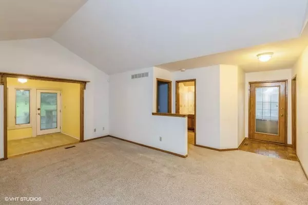 6838 Oakwood Drive, Urbandale, IA 50322