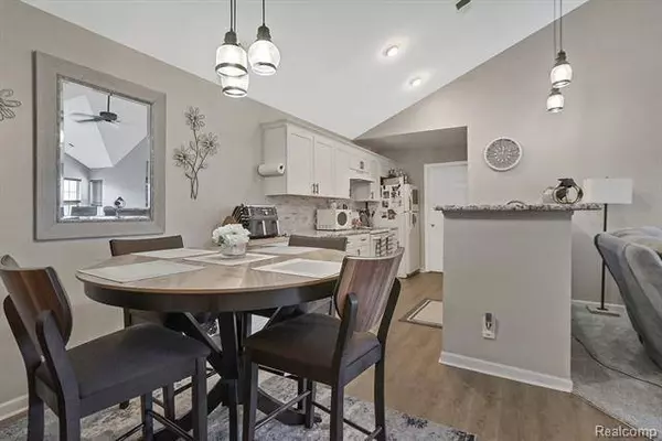 676 OLDE ENGLISH Circle, Howell, MI 48855