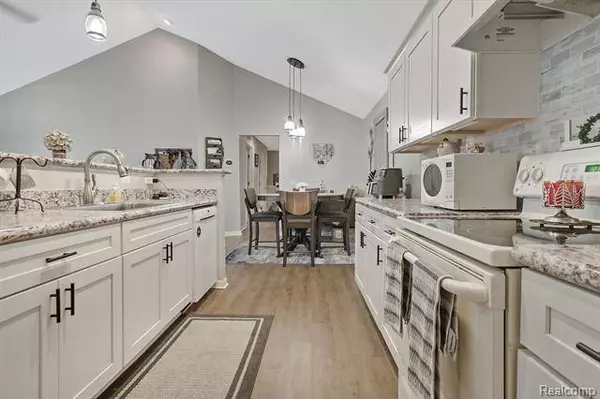 676 OLDE ENGLISH Circle, Howell, MI 48855