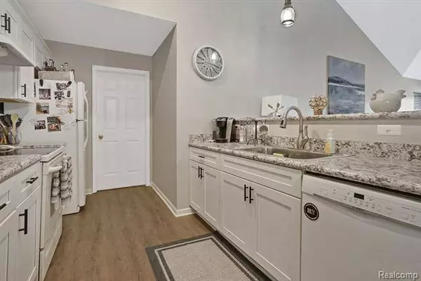 676 OLDE ENGLISH Circle, Howell, MI 48855