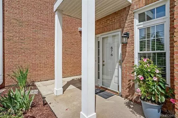 676 OLDE ENGLISH Circle, Howell, MI 48855