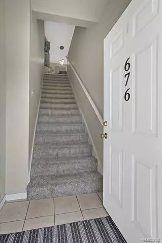 676 OLDE ENGLISH Circle, Howell, MI 48855