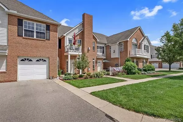 676 OLDE ENGLISH Circle, Howell, MI 48855