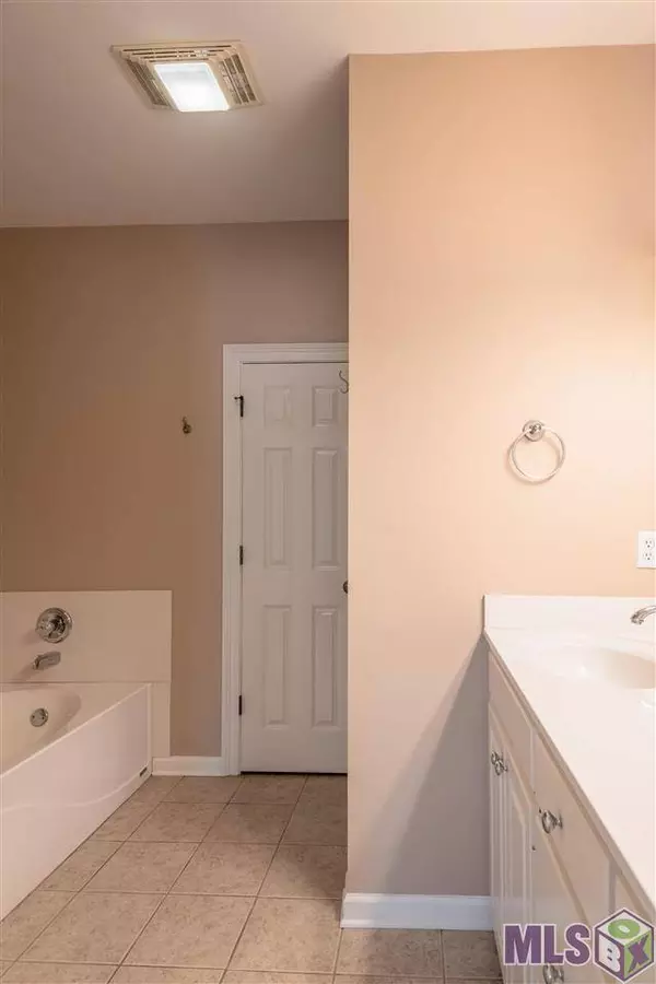 5277 EASTBAY DR, Baton Rouge, LA 70820