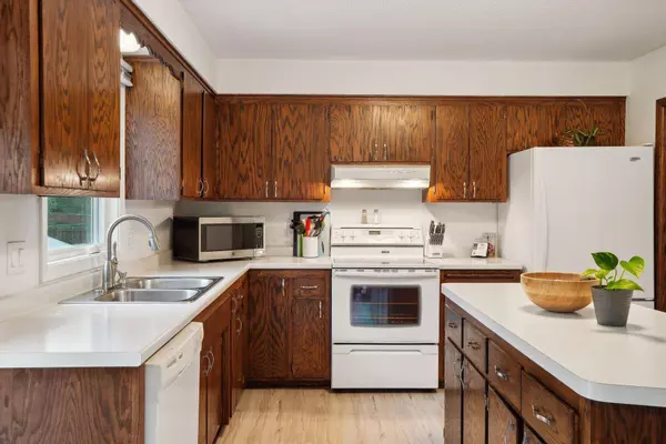 9817 York Curve S, Bloomington, MN 55431