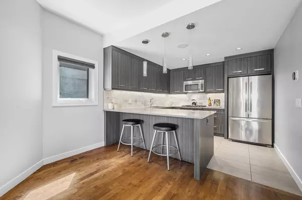 1818 Kensington RD NW #2, Calgary, AB T2T 5W3