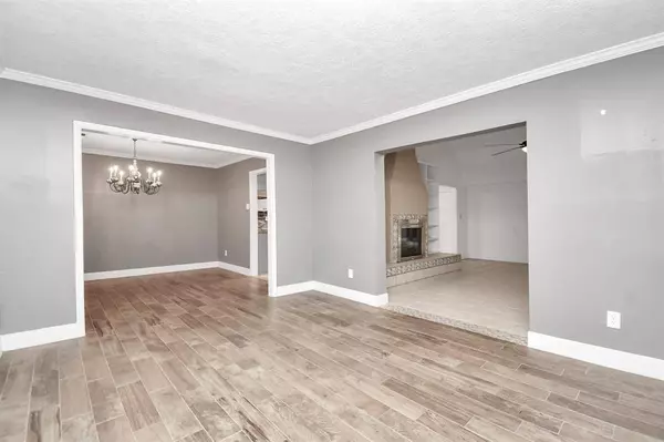 2821 Frostwood CIR, Dickinson, TX 77539