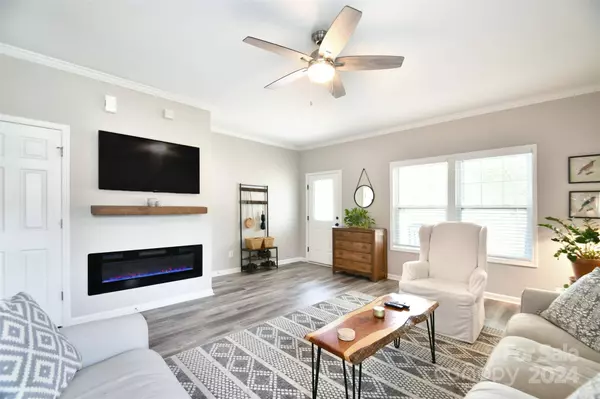 1456 Winter DR, Statesville, NC 28677