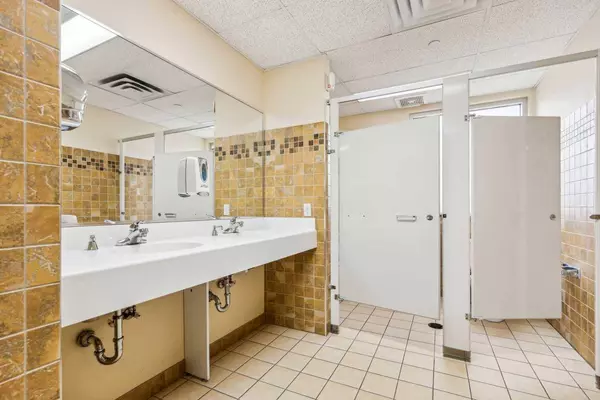 20 Sunpark PLZ SE #216, Calgary, AB T2X 3T2